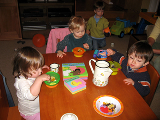 playgroup eating5